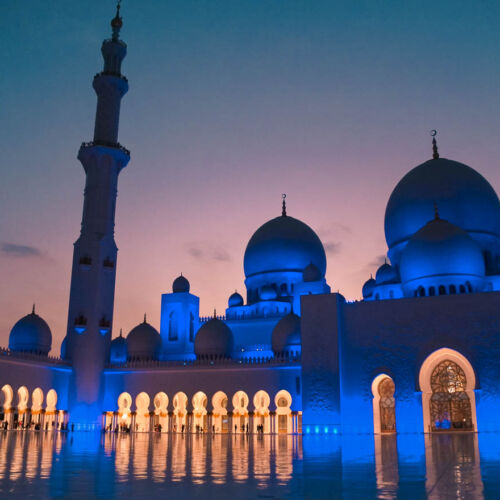 Abu Dhabi Highlights und Sehenswürdigkeiten Scheich Zayid Moschee am Abend