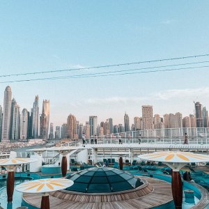 AIDA Kreuzfahrtschiff in der Dubai Marina