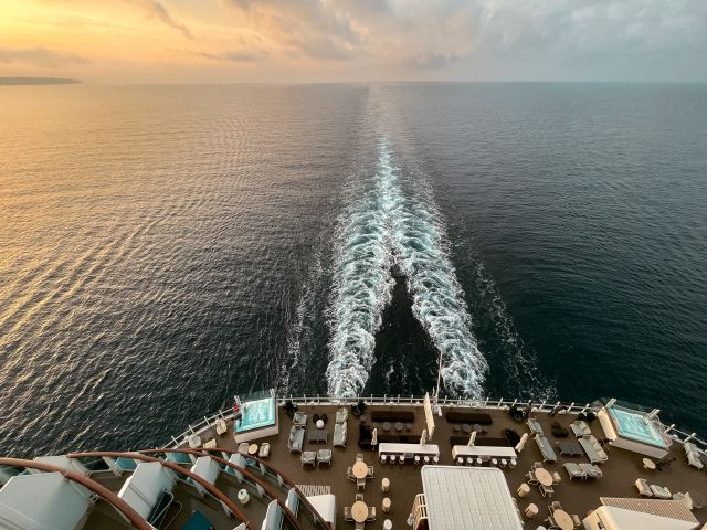 Kreuzfahrt Tipps für Anfänger - Kreuzfahrtschiff Mittelmeer Sonnenaufgang