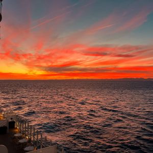 Kreuzfahrtschiff Sonnenuntergang Mittelmeer