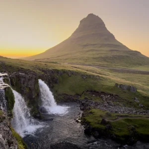 Kirkjufell Wasserfall Mitternachtssonne