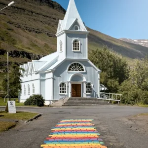 Seyðisfjarðarkirkja Regenbogenweg