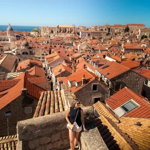 Dubrovnik Stadtmauer und rote Dächer